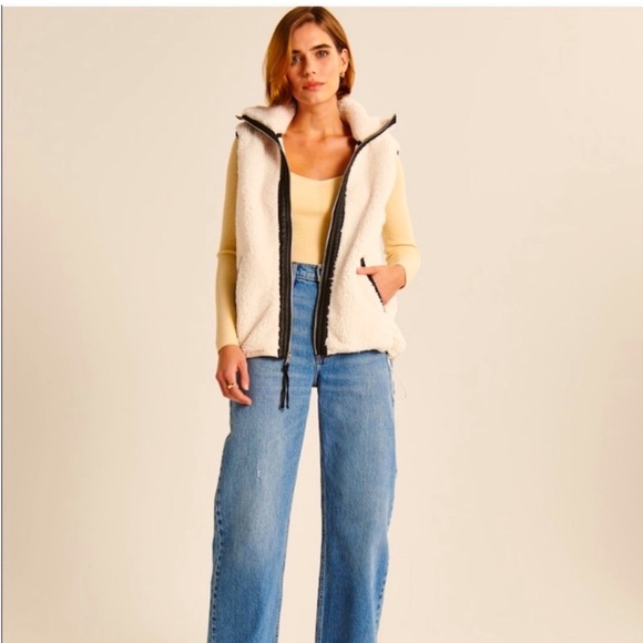 ABERCROMBIE & FITCH | Cinched Cocoon Oversized Sherpa Vest | Size S - Picture 1 of 9